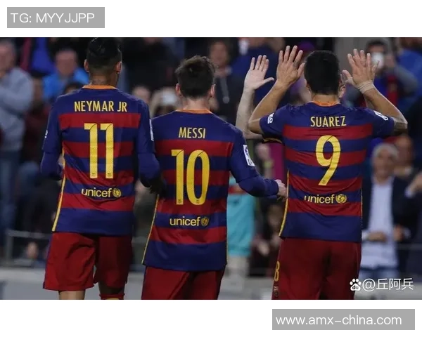 足球球星挑战极限花式技艺 展现惊人脚下功夫与创意表现